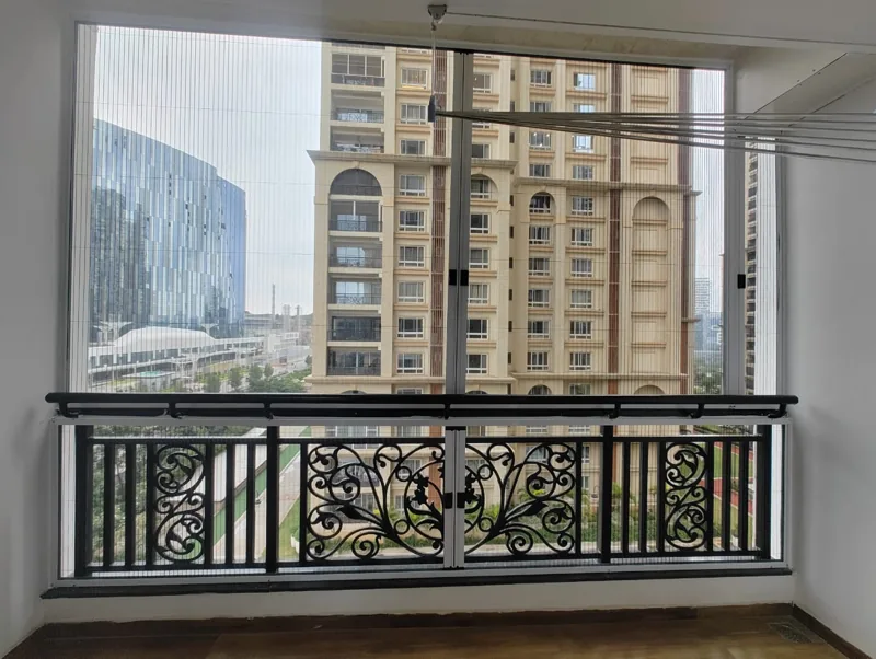 Wider view of the balcony screen assembly.